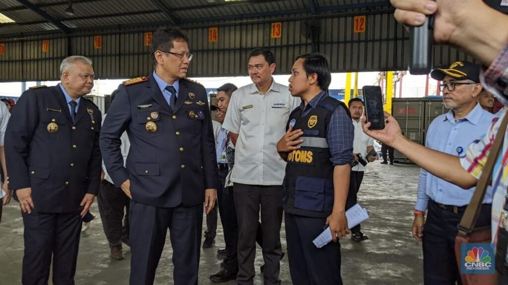 Purbaya Sikat Importir Thrifting